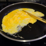 卵を炒める