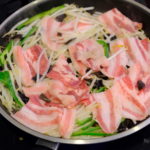 豚バラ、野菜を炒める