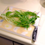 水菜を切る